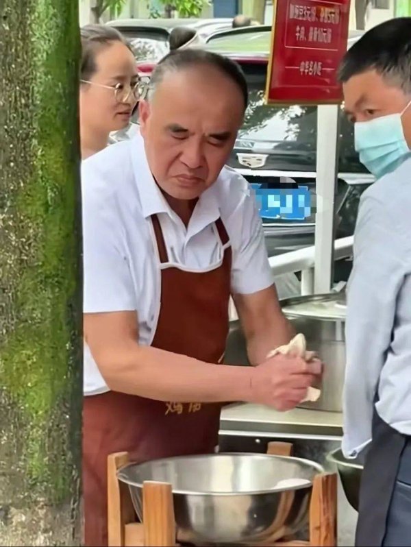 国元配资 每天扯1000多碗，重庆扯面大爷表情失控引关注，本人发声：现在手都是肿的